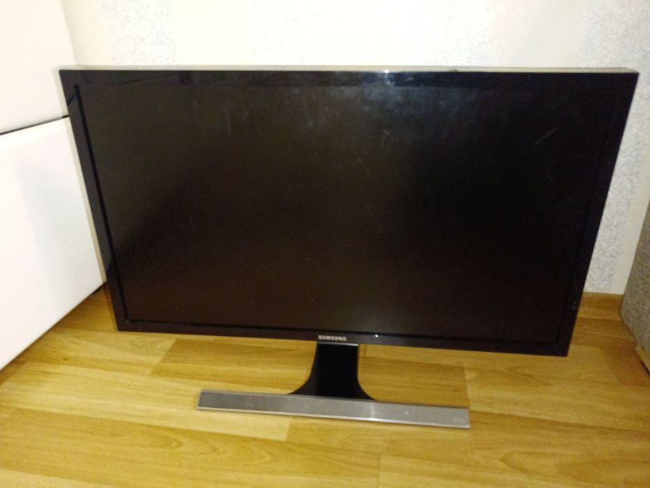 монитор U28E590D