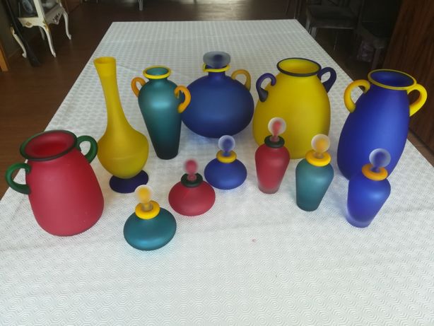 Vários jarros frascos coloridos fosco decoração