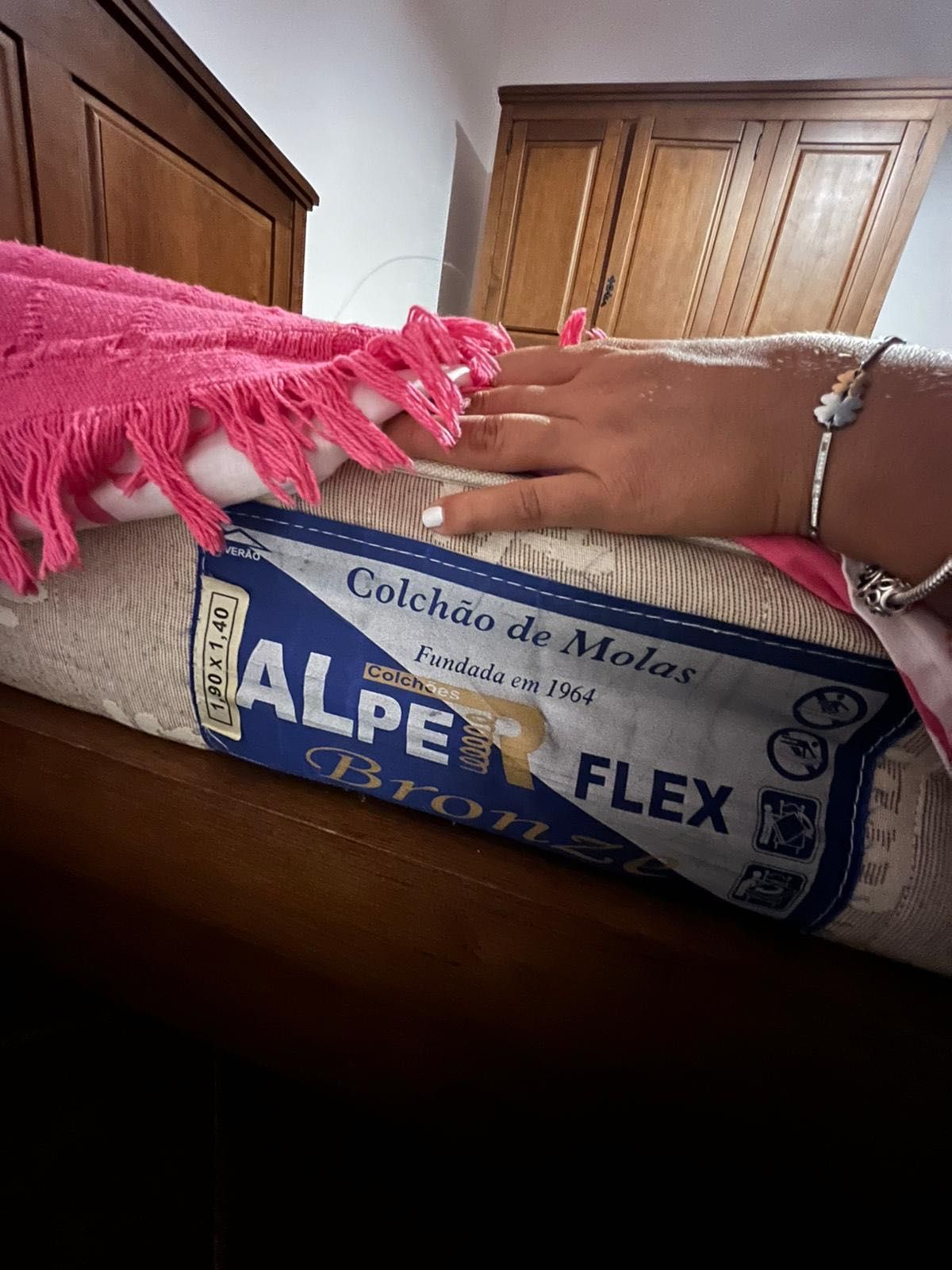 Cama de casal + colchão + 2 mesas cabeceira
