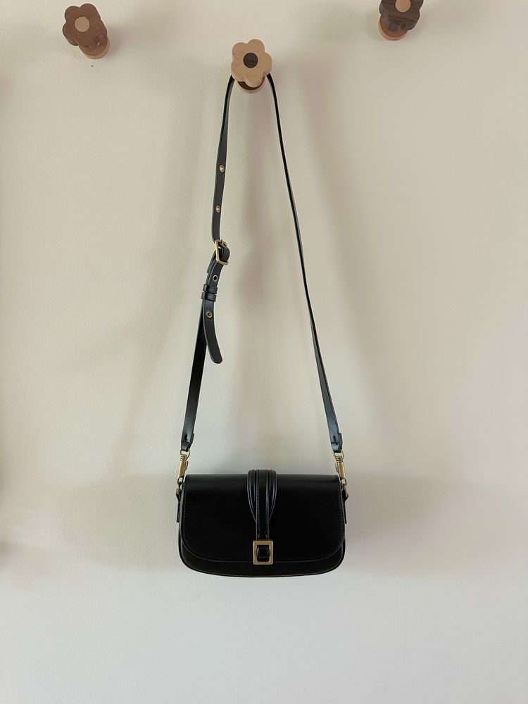 Mala Zara Crossbody Preta com Fivela – NOVA (sem etiqueta)