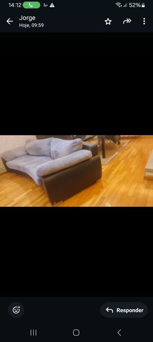 Sofá cinzento e preto