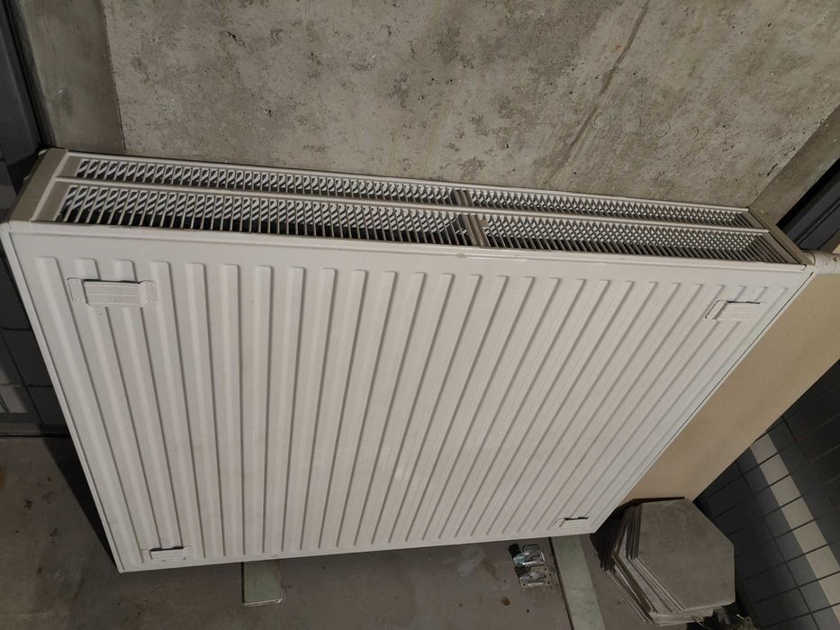 Grzejnik dwupłytowy ścienny z zaworem termostatycznym