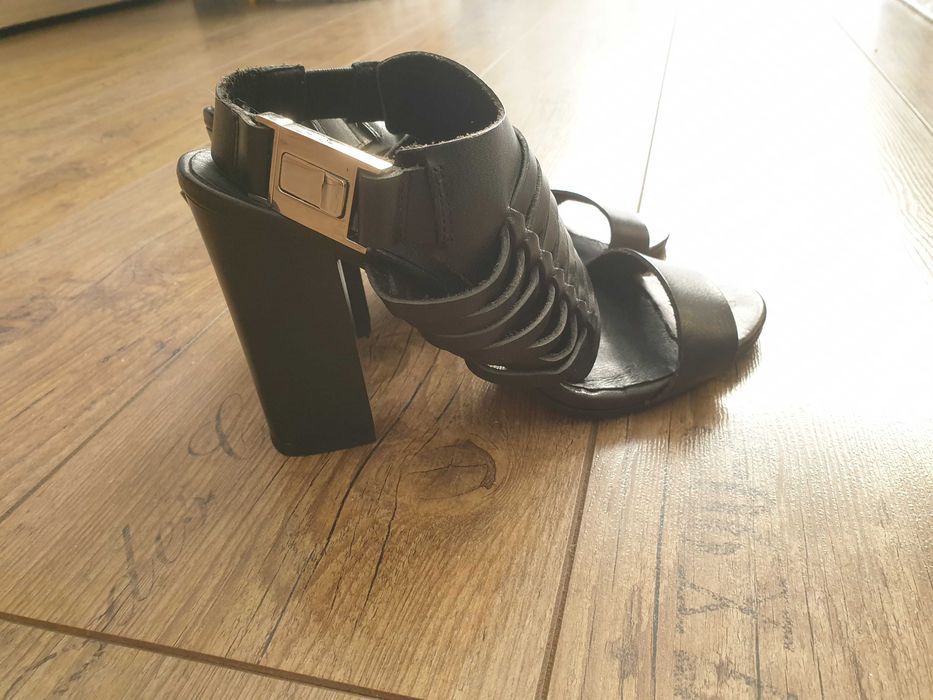 Czarne buty na obcasie/sandały Mohito