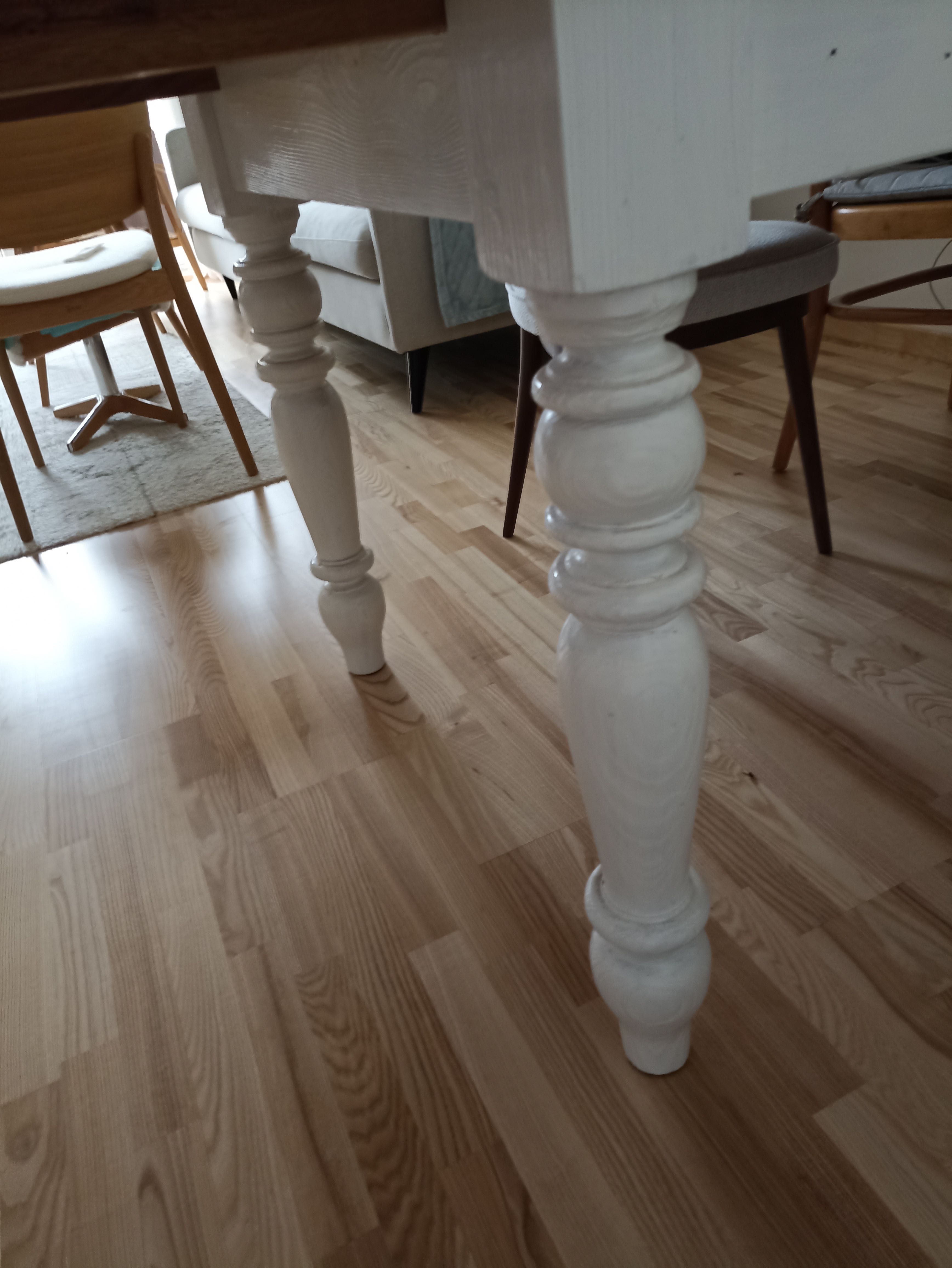Stół drewniany toczone nogi