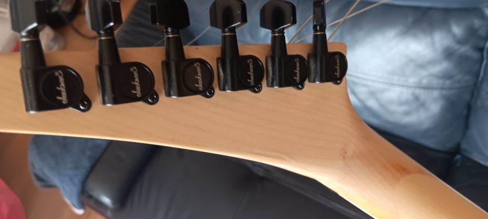 Guitarra jackson king V com trémulo