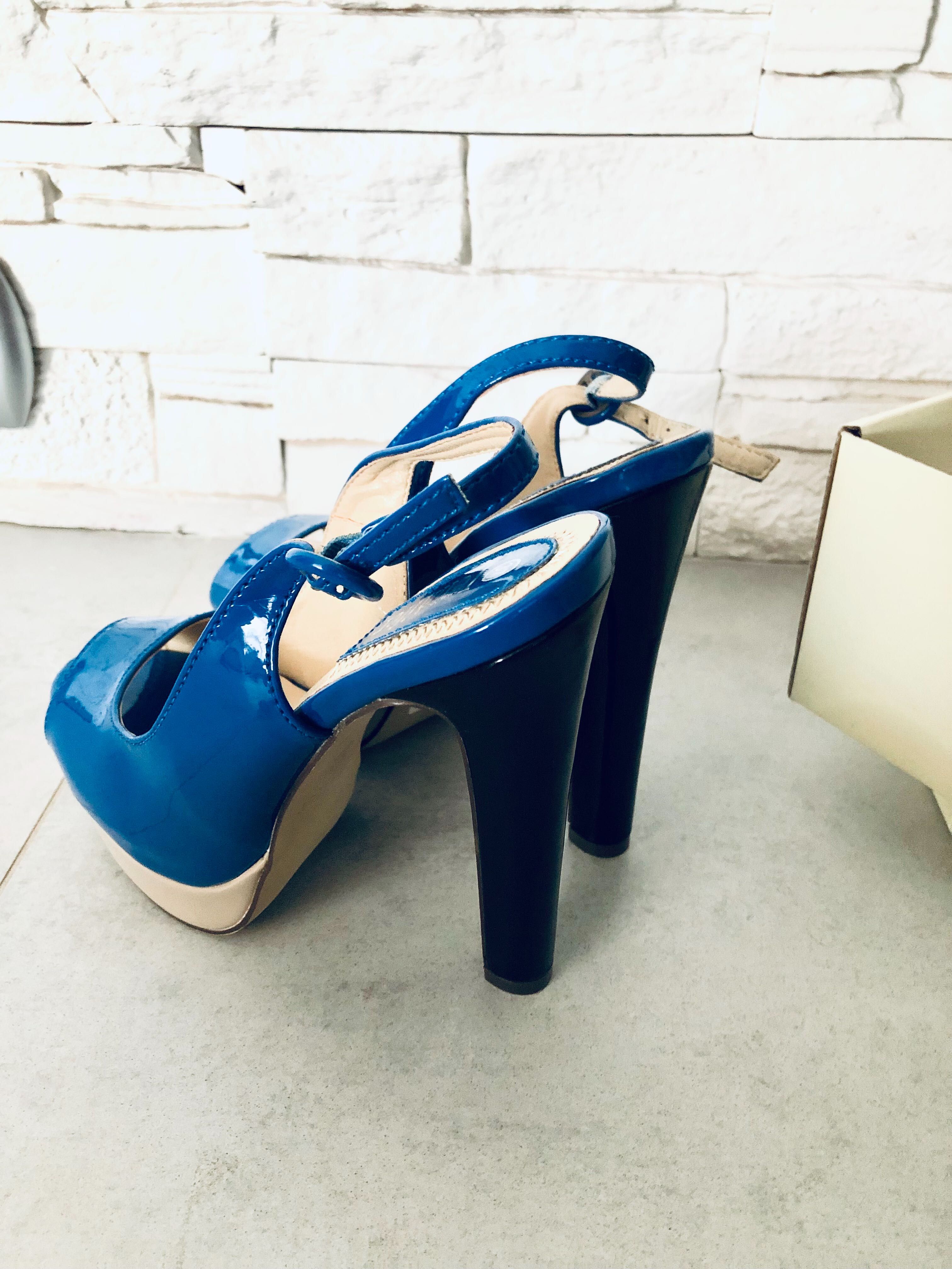 Kobaltowe buty z odkrytą piętą na obcasie