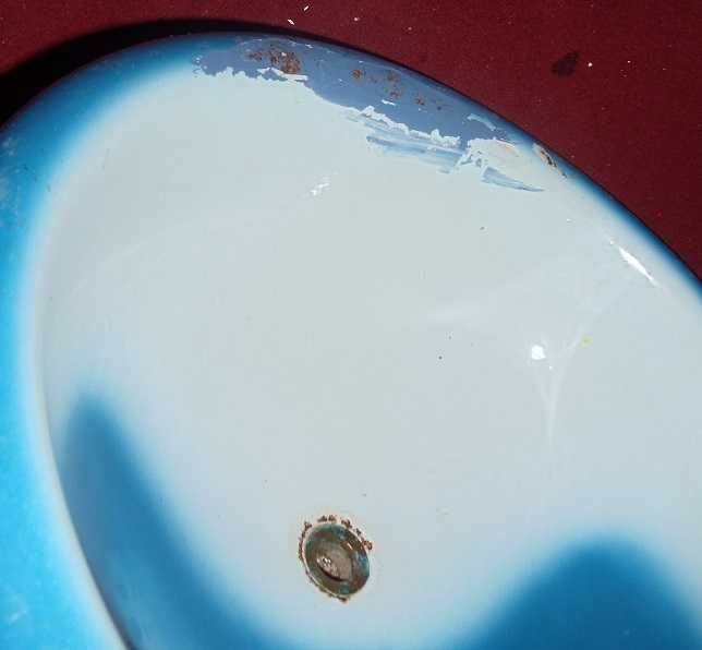 Lavatório muito antigo vintage em esmaltado de bacia com tubo