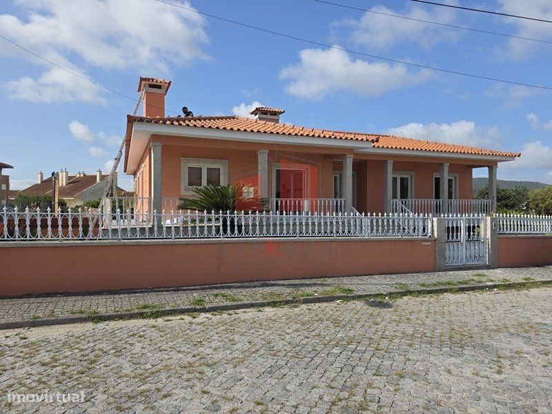 Moradia T3 + 2 em Lote de 750 m2 (em remodelação)