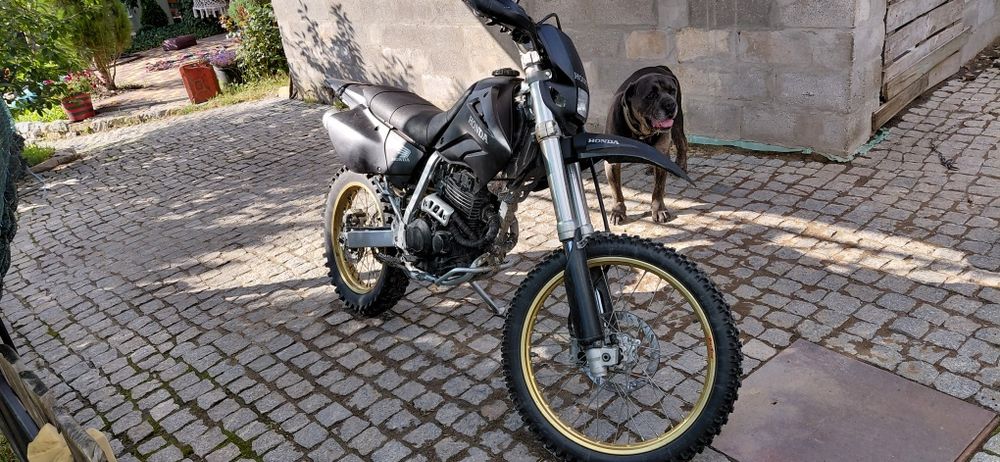 Продам хонду XR250.