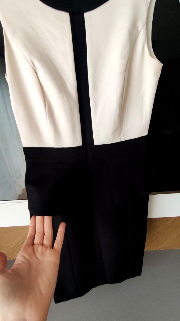 Ołówkowa sukienka z baskinką elegancka Reserved XS S
