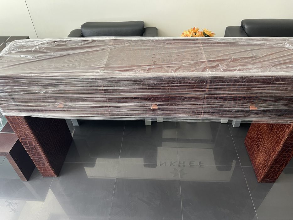 Conjunto aparador em pele e espelho