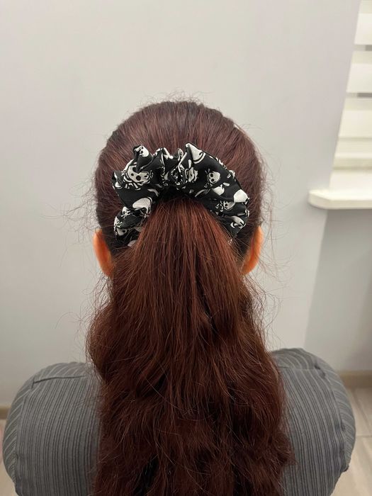 Mała halloweenowa gumka scrunchie – czarna z motywem czaszek, handmade