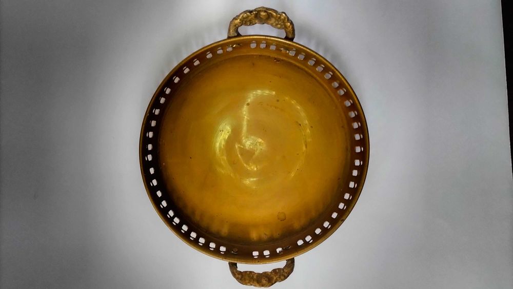 Bandeja de servir vintage em latão com pegas