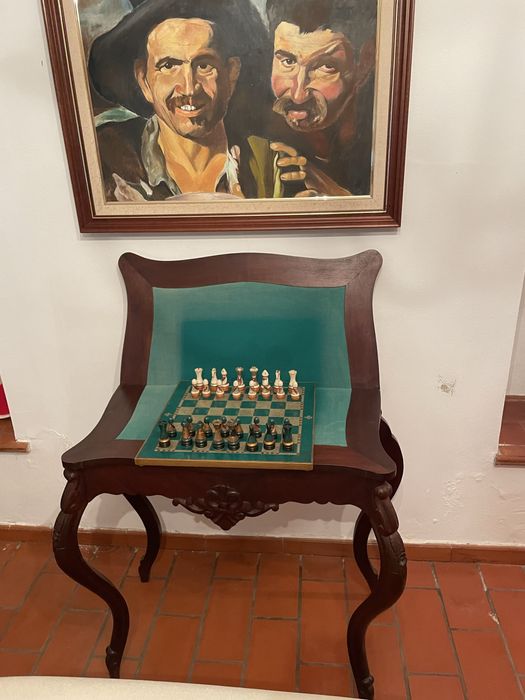 Mesa de jogos em muito bom estado