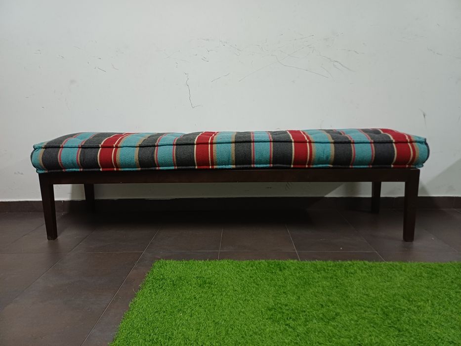 Banco de madeira e almofadão com 170 cm x 45 cm x 33 cm alt