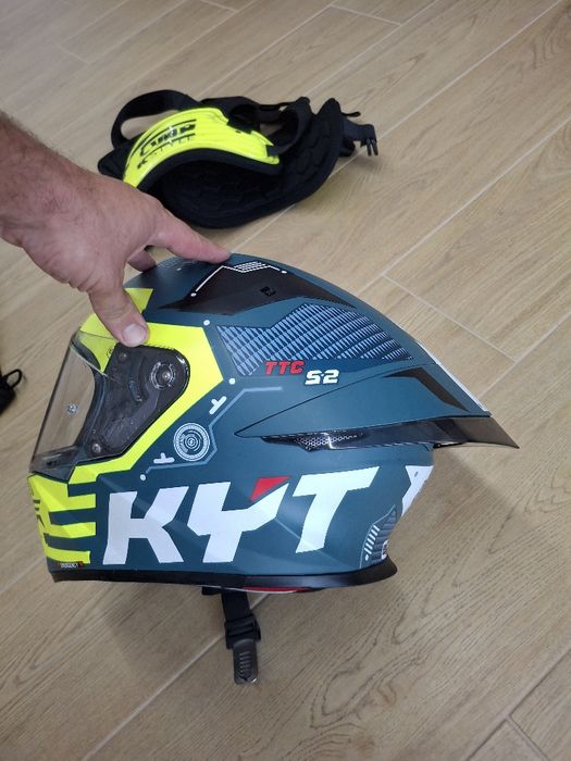 Capacete KYT, colete OMP K style, luvas Sparco