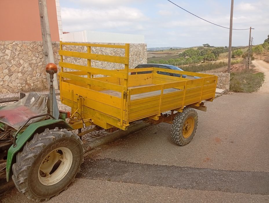 Reboque agrícola com tração.