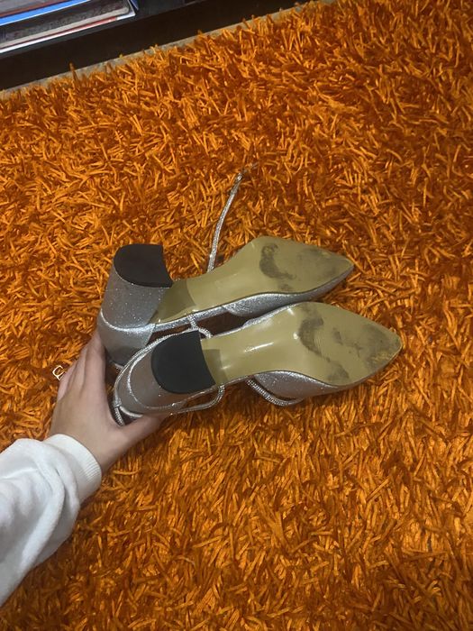 Sapatos elegantes brilhantes