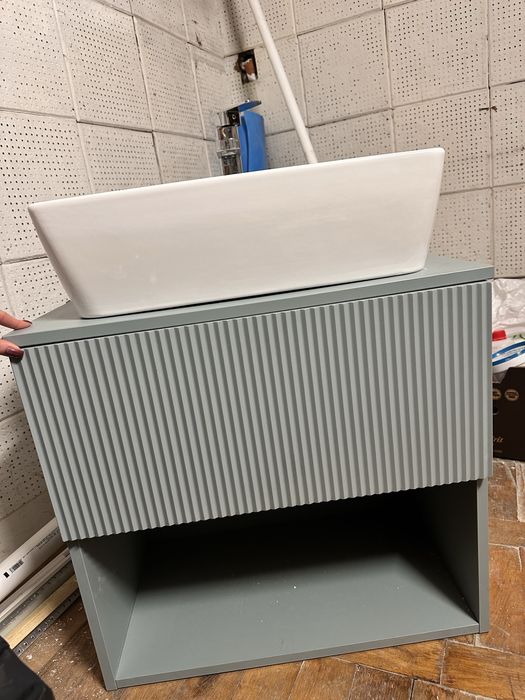 Szafka lazienkowa z umywalka i bateria