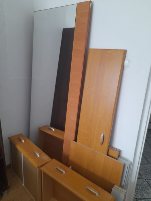 półki drzwi lustro