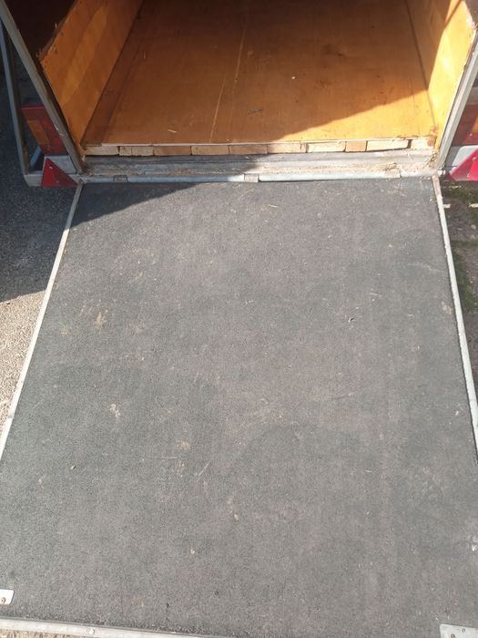 Przyczepa do przewozu koni