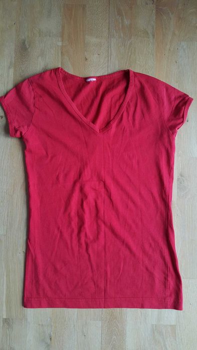 Czerwona bluzka z krótkim rękawem