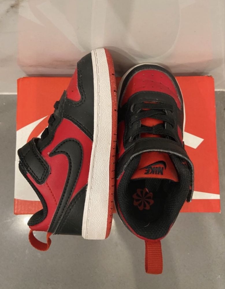 Czarno-czerwone sneakersy dziecięce Nike Court Borough Low 23,5
