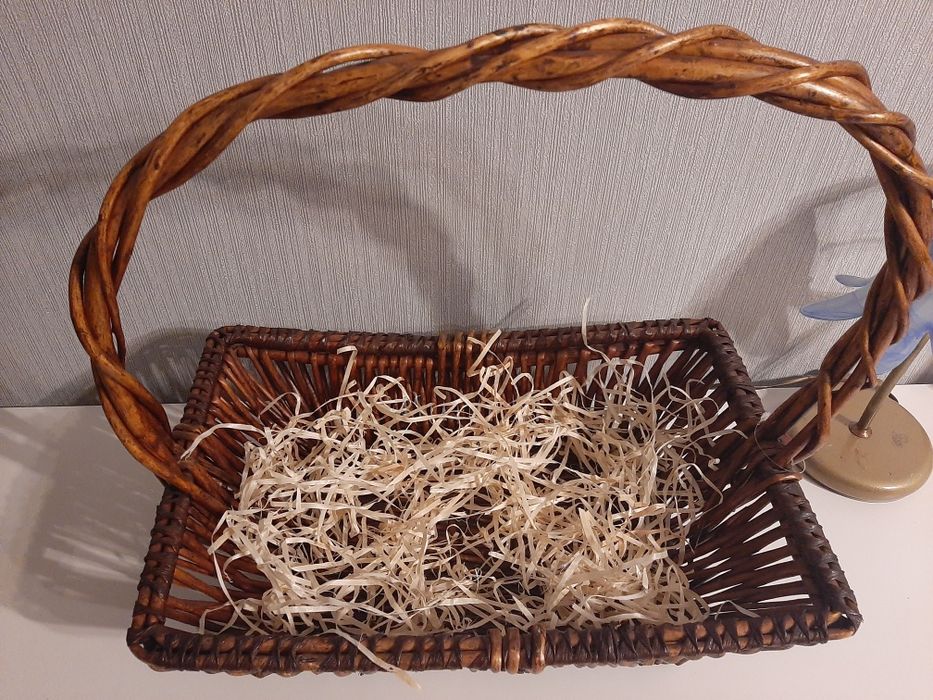 Kosz wiklinowy, brązowy, ostatnia sztuka.