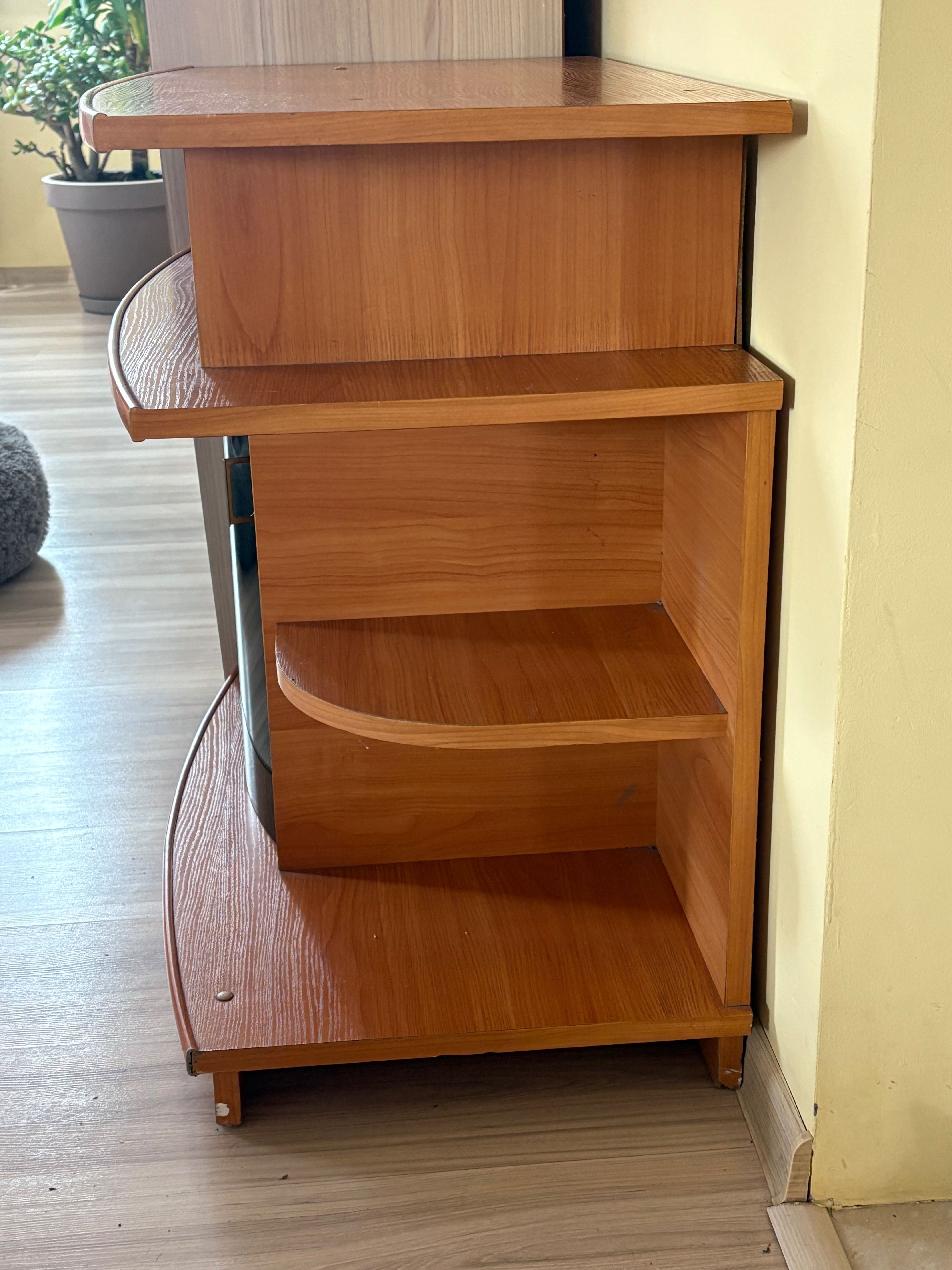 Półka pod telewizor