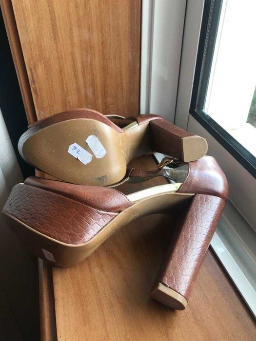 Sandália castanha pele