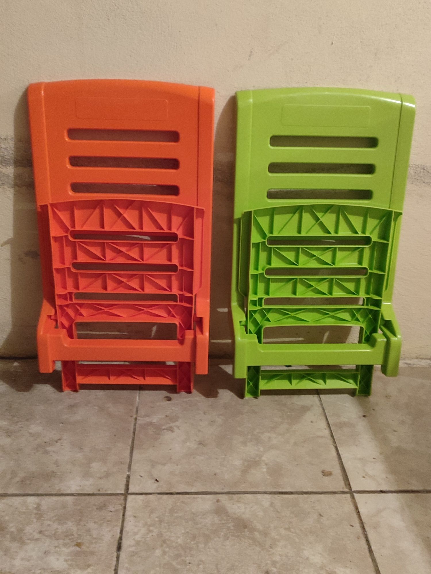 Duas cadeiras de plástico