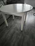 Bialy rozkladany stol