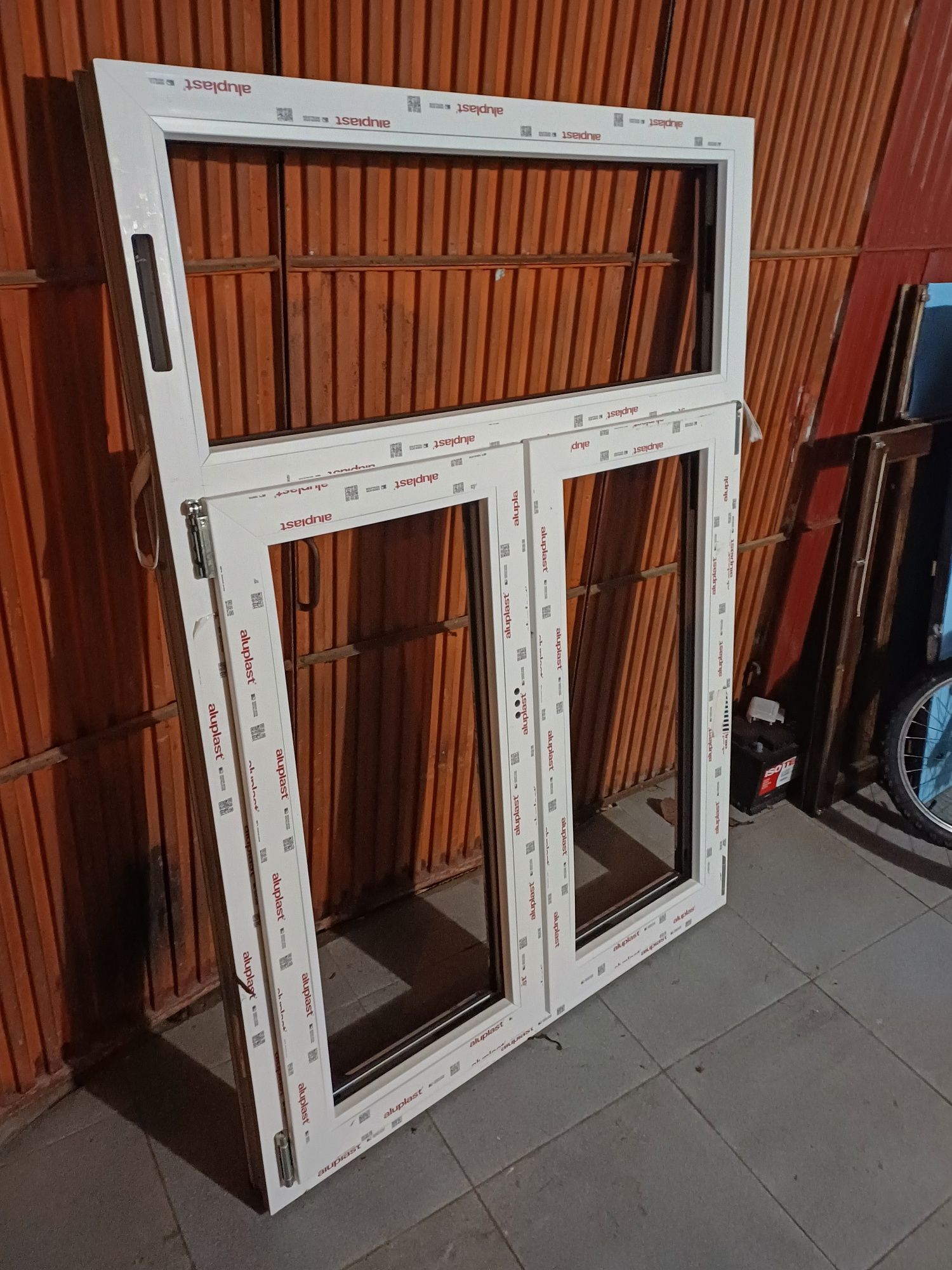 vendo janela com acesso para estores.