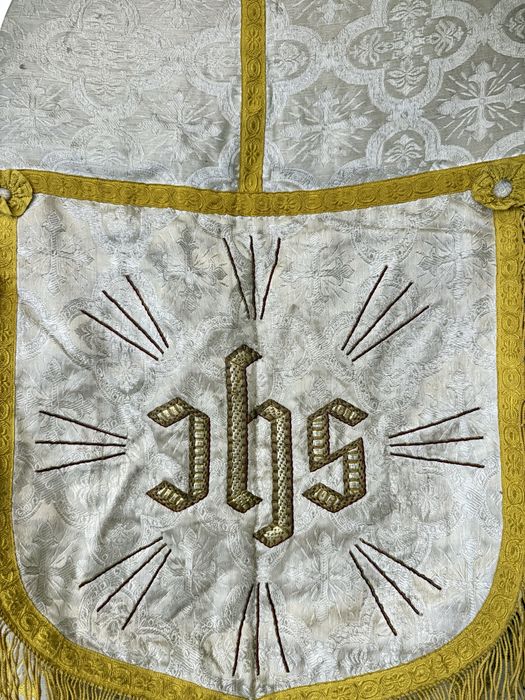 Zabytkowa kapa biała - szaty liturgiczne