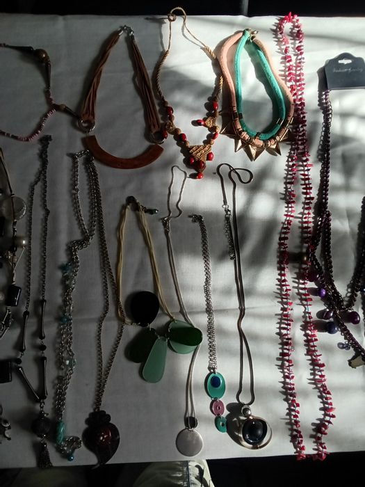 Fios antigos e braceletes em ótimo estado