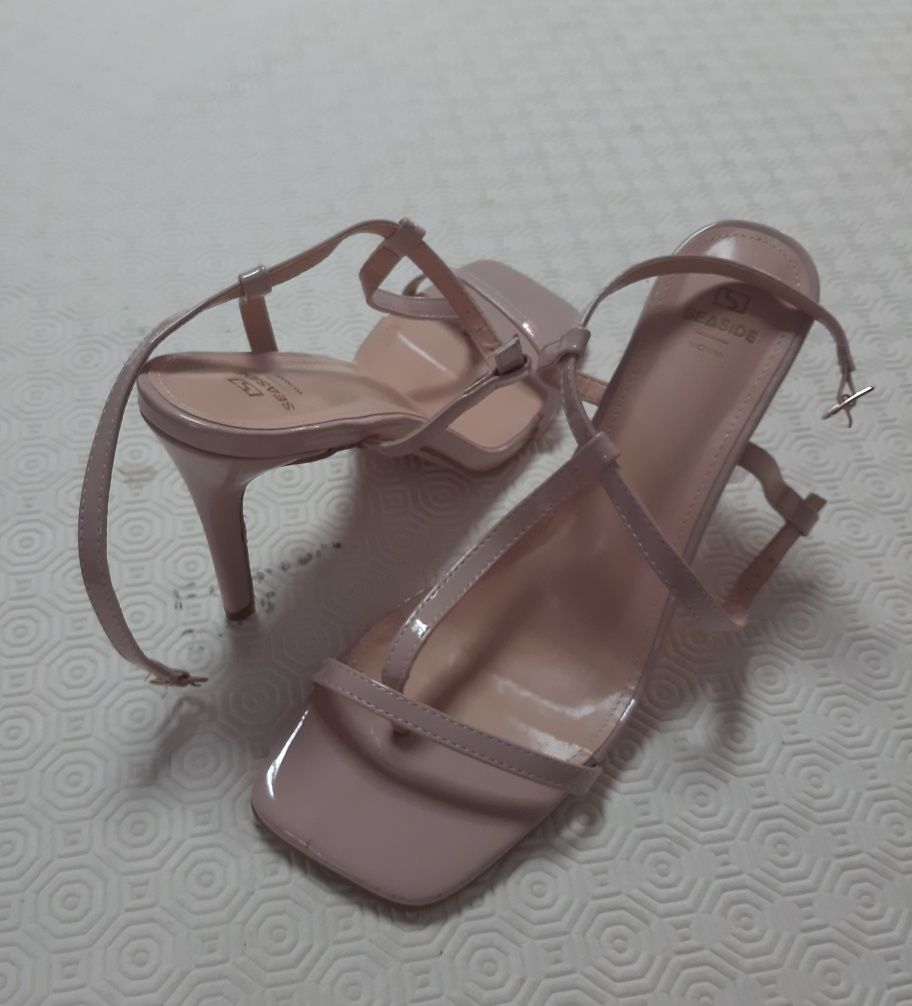 Sandálias de tiras cor nude verniz, lindas.