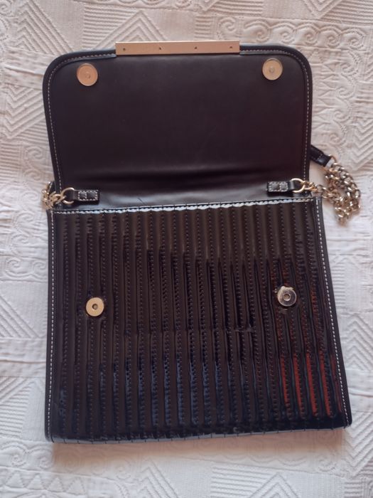 Czarna lakierowana torebka Mohito