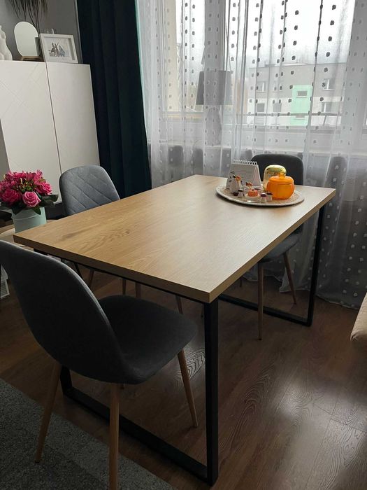 Solidny stół w świetnym stanie – idealny do jadalni lub salonu