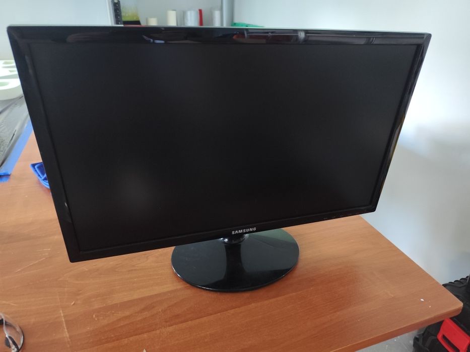 Samsung 24″ LS24D330HSX/EN – Full HD, 1 ms, HDMI + VGA, stan bdb