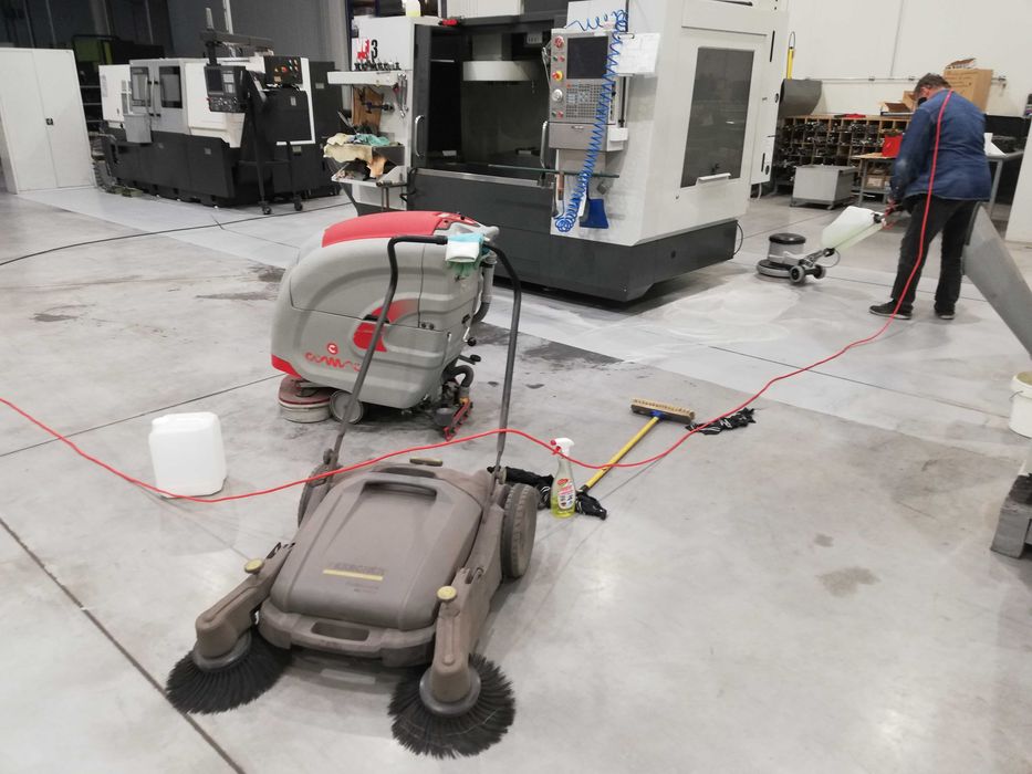 Czyszczenie fasad szklanych, witryn, mycie posadzek, szyb, okien.