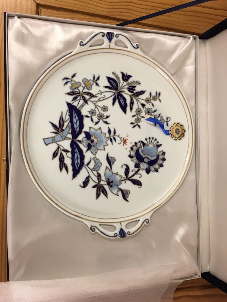 Prato de porcelana pintado à mão Victória