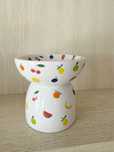 Ceramiczna miska dla kota na podwyższeniu w owocowy wzór