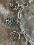 Pulseiras, brincos, Anéis