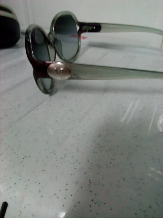 Oculos de sol em cinza marca vogue