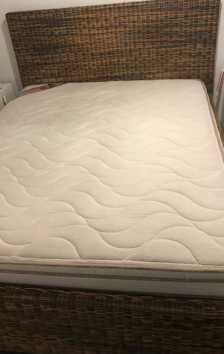 Cama Casal 200x160 com estrado, colchão, mesas de cabeceira e espelho