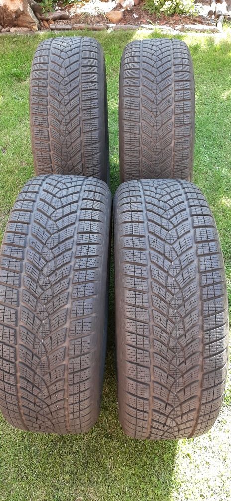 Opony zimowe Goodyear 235/55/19 105V