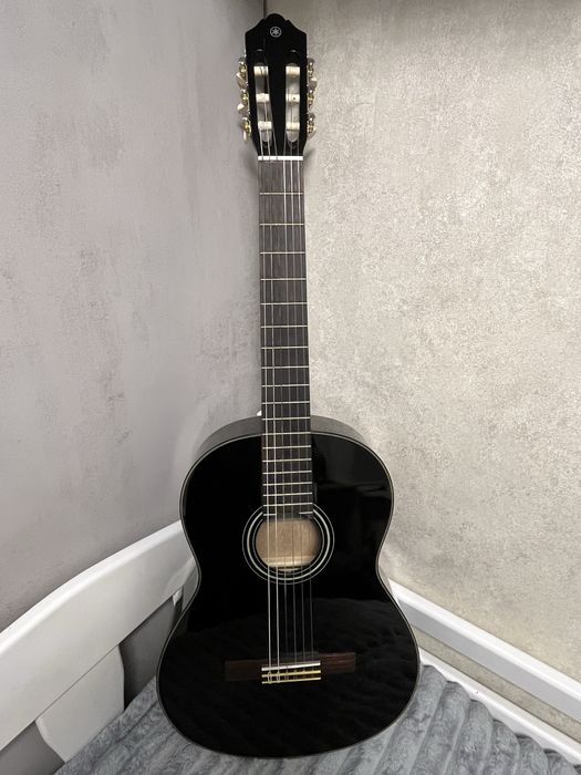 Класична гітара Yamaha C40 (чорна) • Чехол + підставка + струни