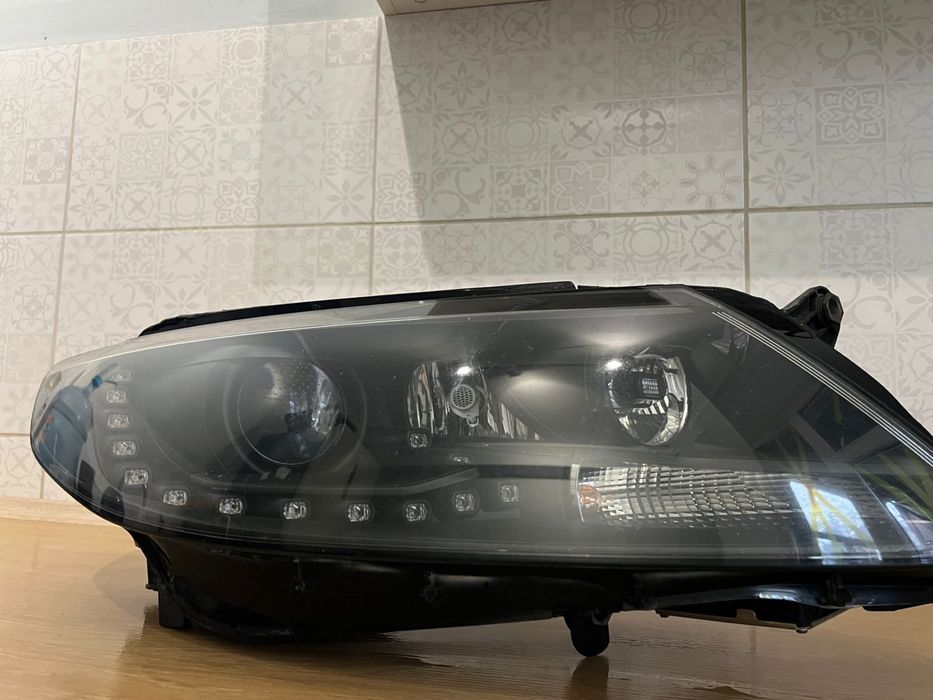 Права фара Volkswagen CC