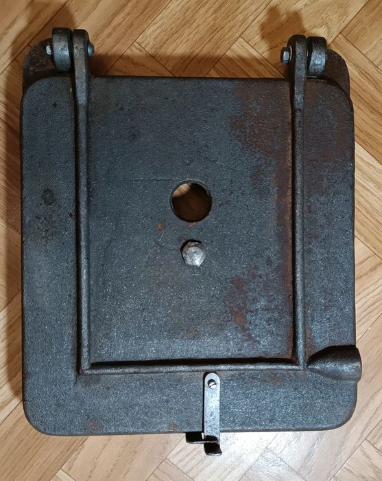 Дверца чугунная для печи с отражателем.