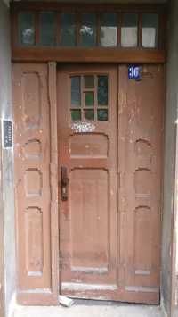 Stare drewniane drzwi z kamienicy